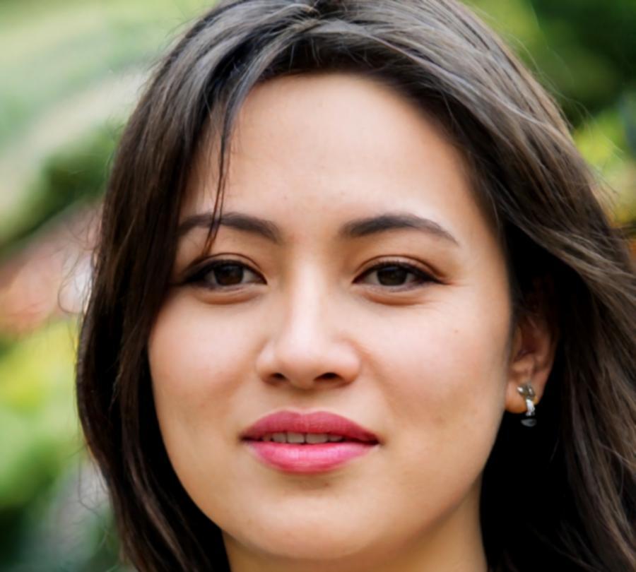 Practicante regular de yoga nocturno relatando beneficios